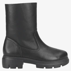 Ankle boot with lambskin