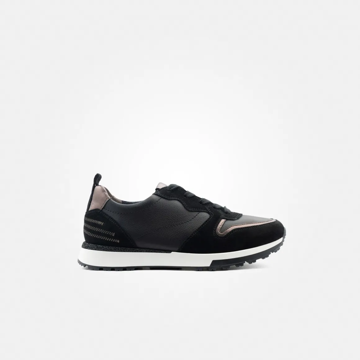 Sneaker with removable footbed