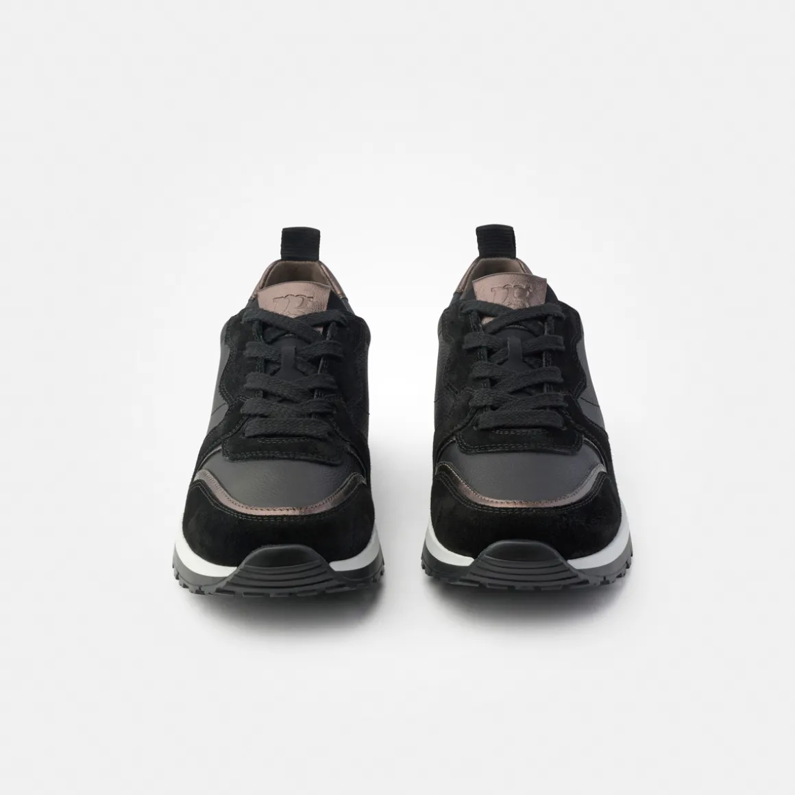 Sneaker with removable footbed