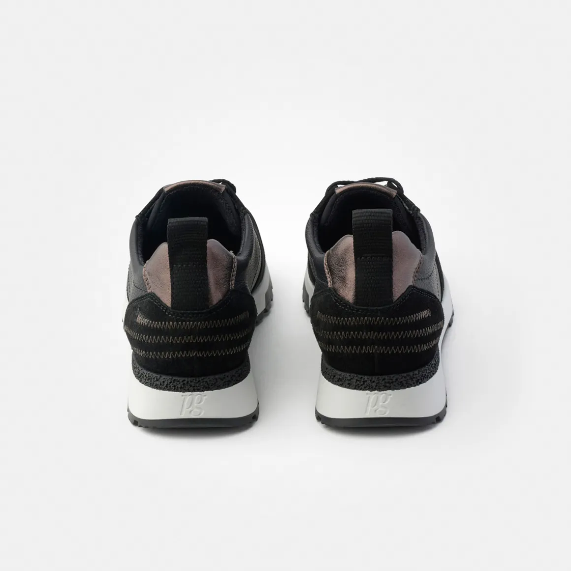 Sneaker with removable footbed