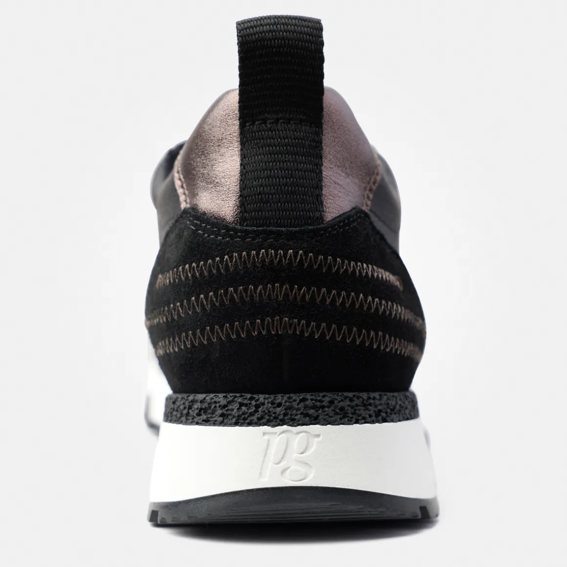 Sneaker with removable footbed