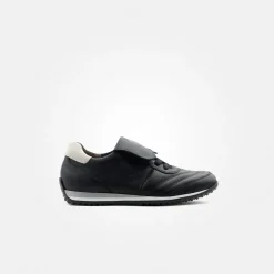Sneaker with removable footbed