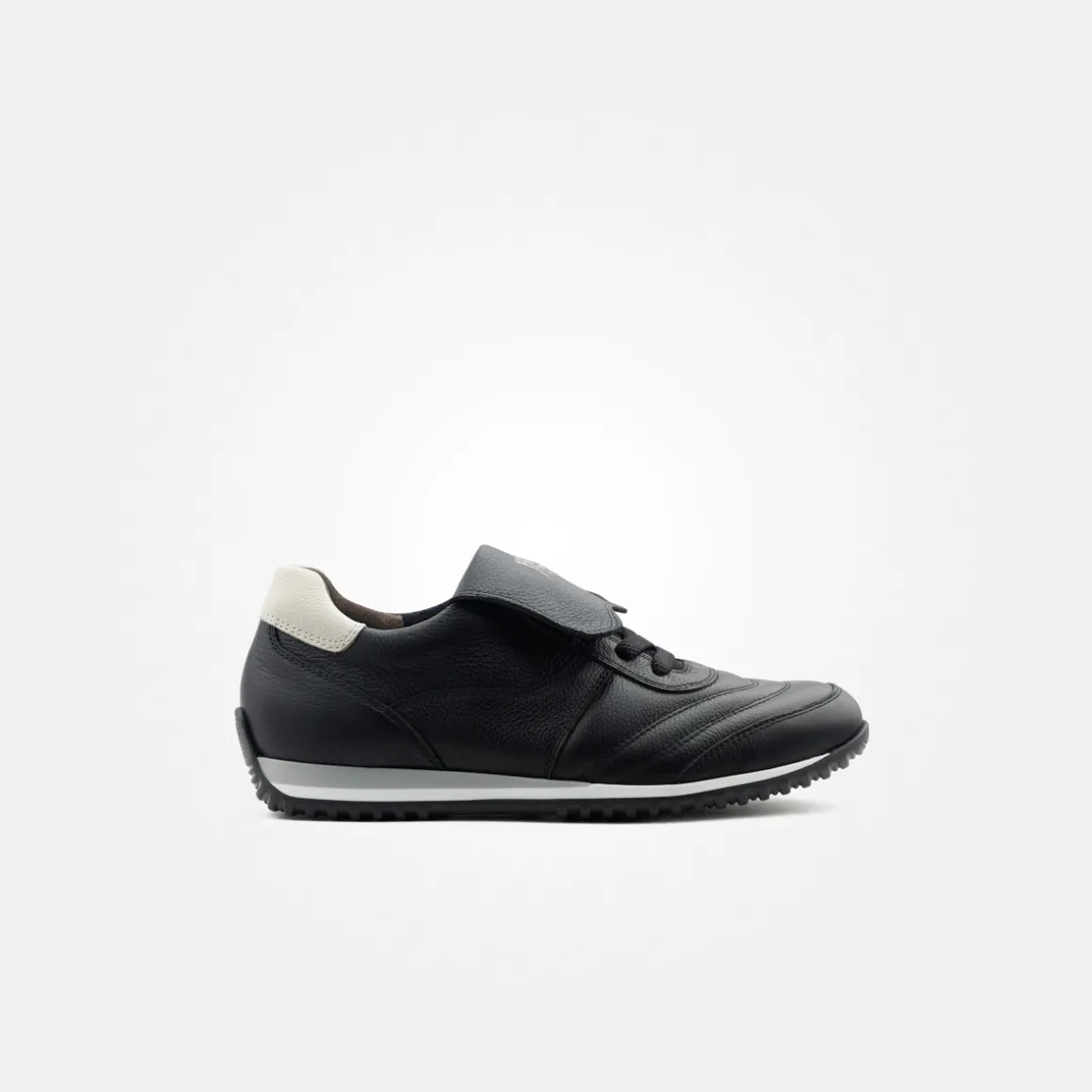 Sneaker with removable footbed