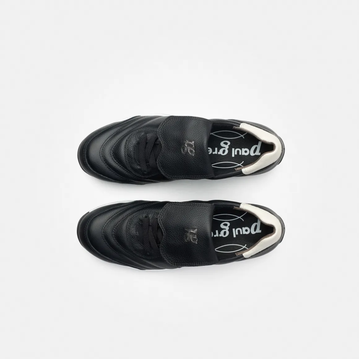 Sneaker with removable footbed