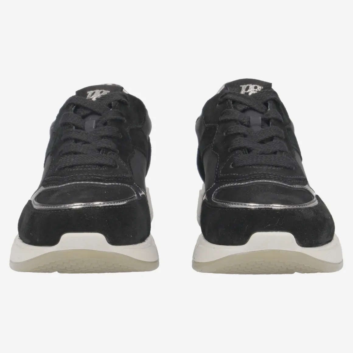 Sneaker with removable footbed