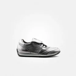 Sneaker with removable footbed