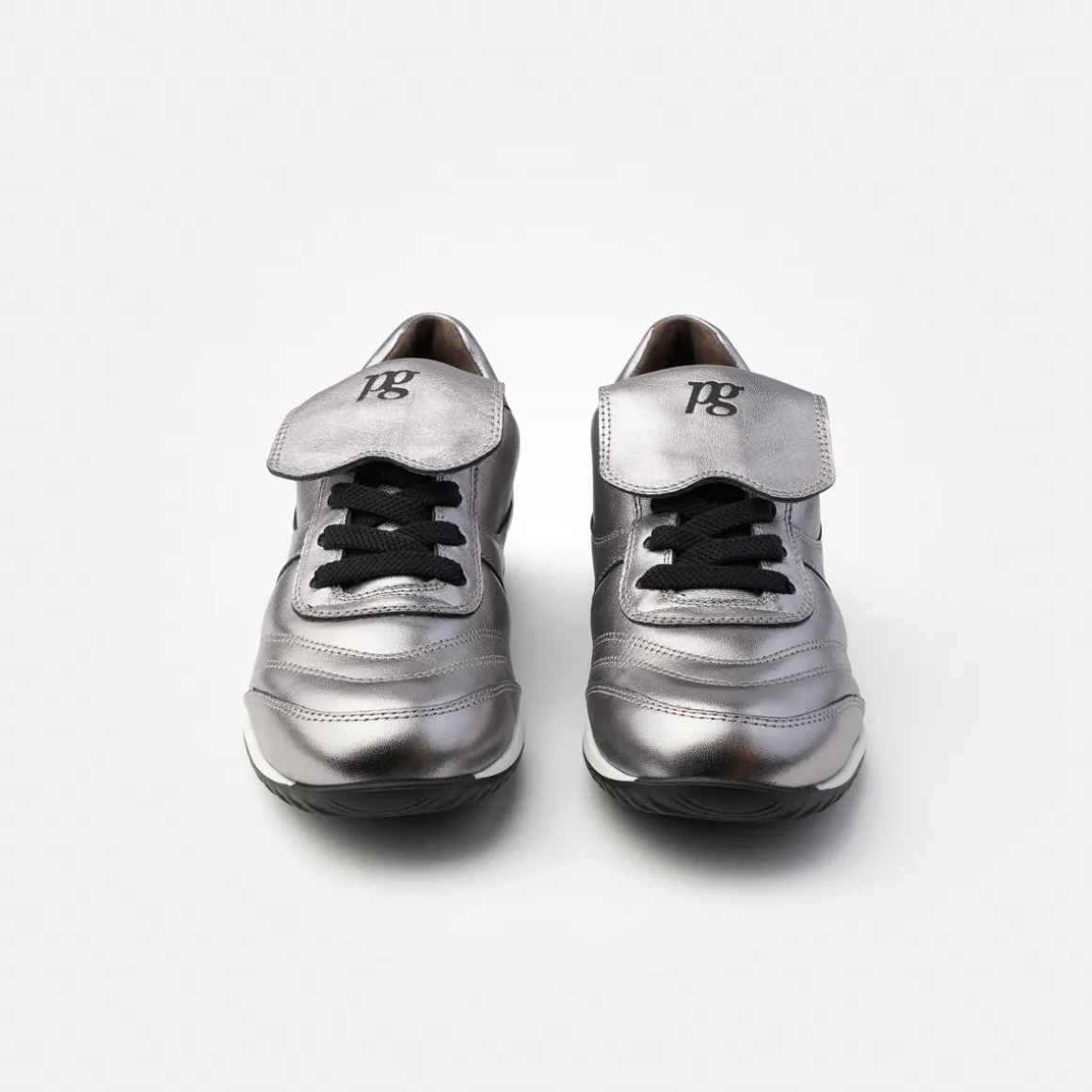 Sneaker with removable footbed