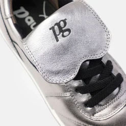 Sneaker with removable footbed