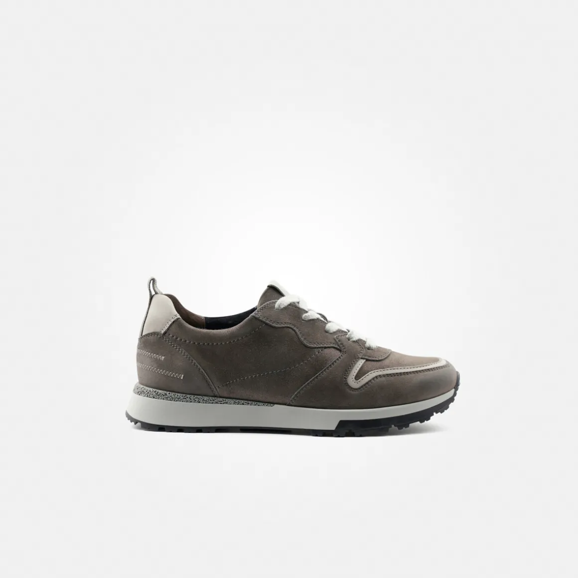 Sneaker with removable footbed