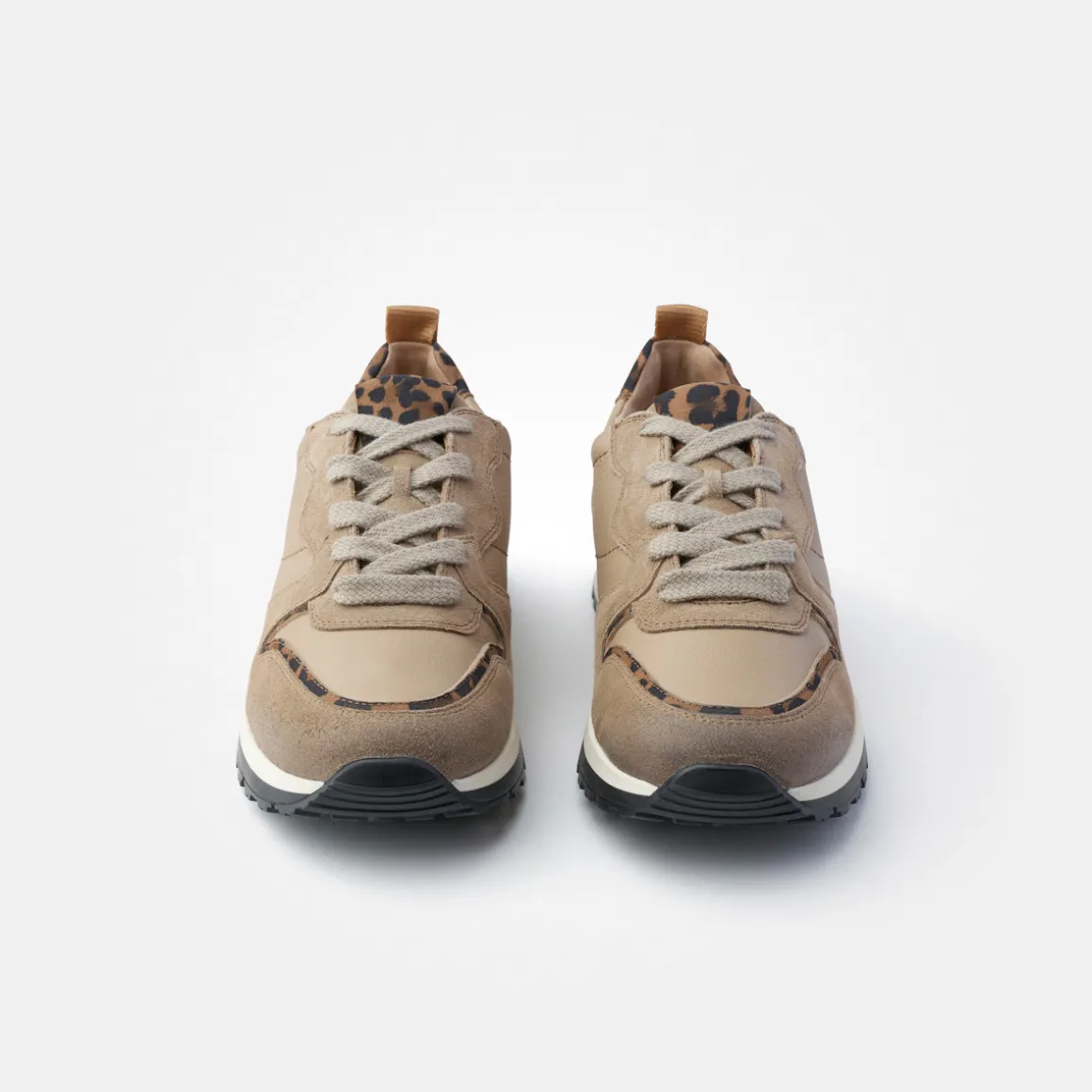 Sneaker with removable footbed