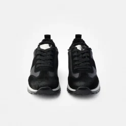 Sneaker with removable footbed