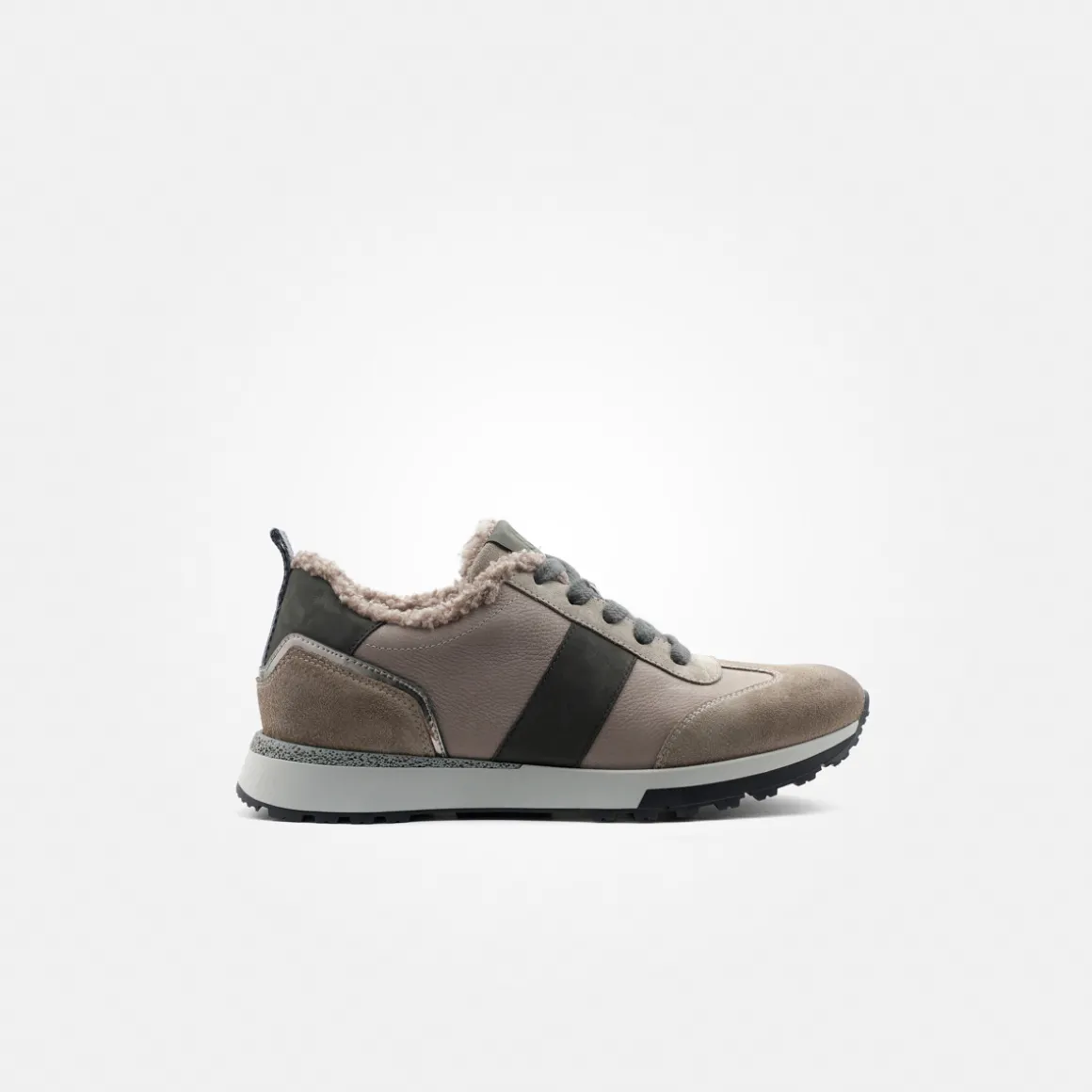 Sneaker with removable footbed