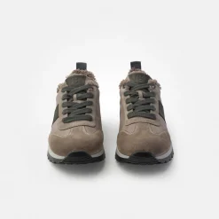 Sneaker with removable footbed