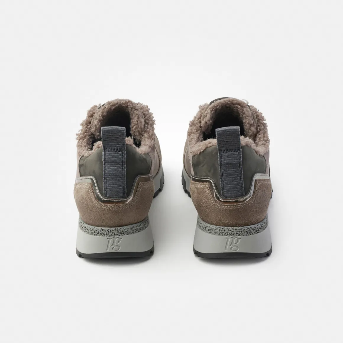 Sneaker with removable footbed