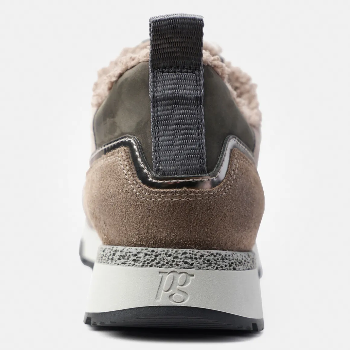 Sneaker with removable footbed