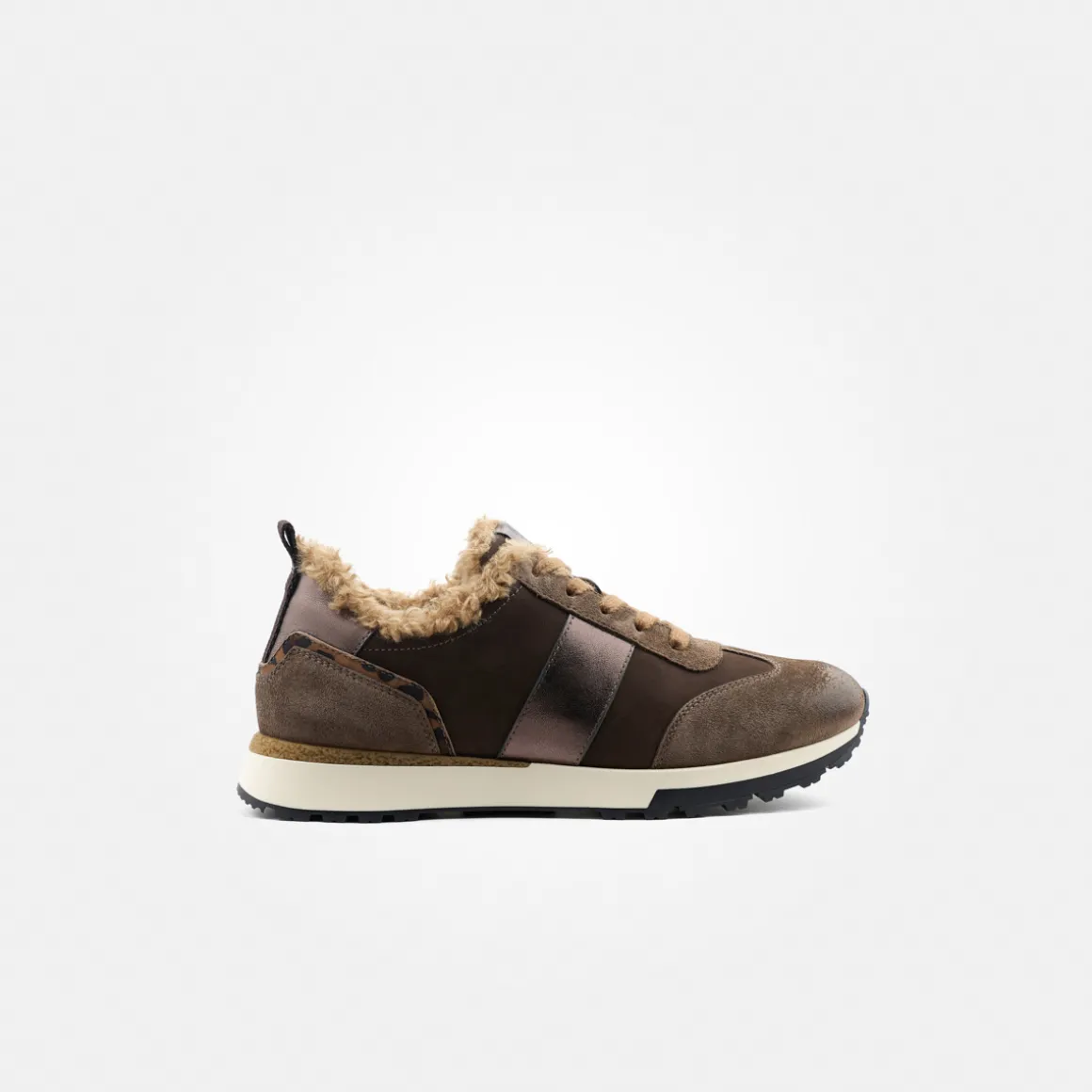 Sneaker with removable footbed
