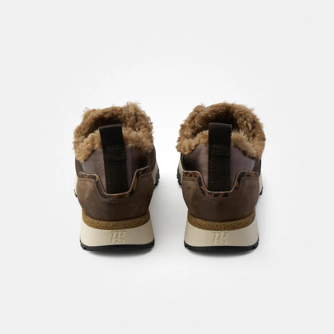 Sneaker with removable footbed